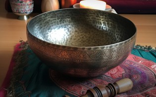 Йога-нидра под звуки тибетской поющей чаши